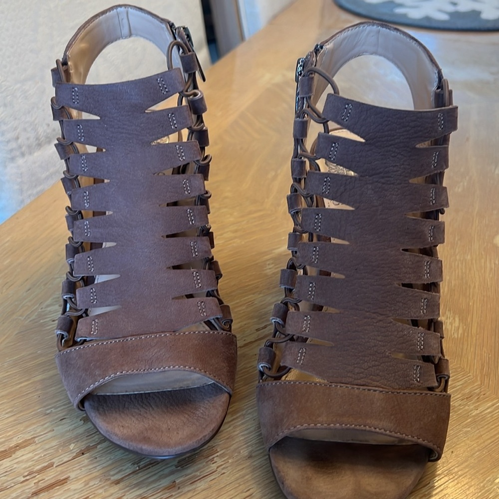 Vince Camuto Leather stacked 3” heel in fantastic condition. Side zip.
